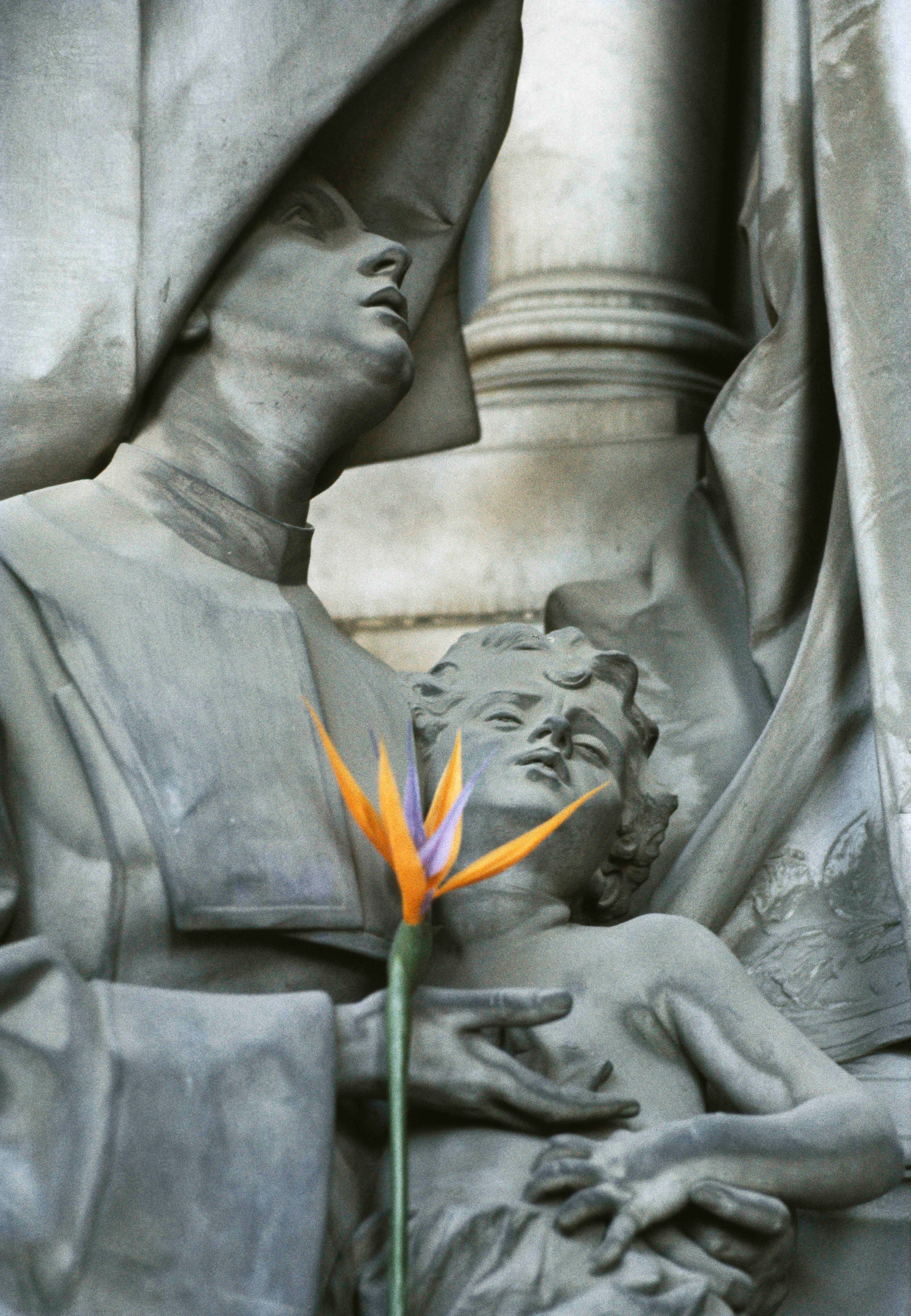 'Erotismo e autoritarismo a Staglieno III' by Lisetta Carmi