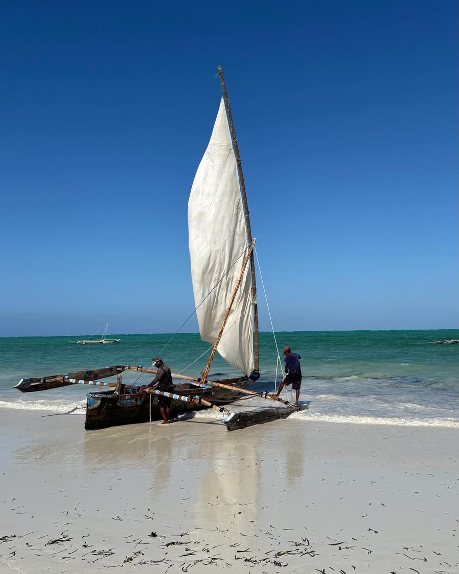 Barco tradicional na praia.