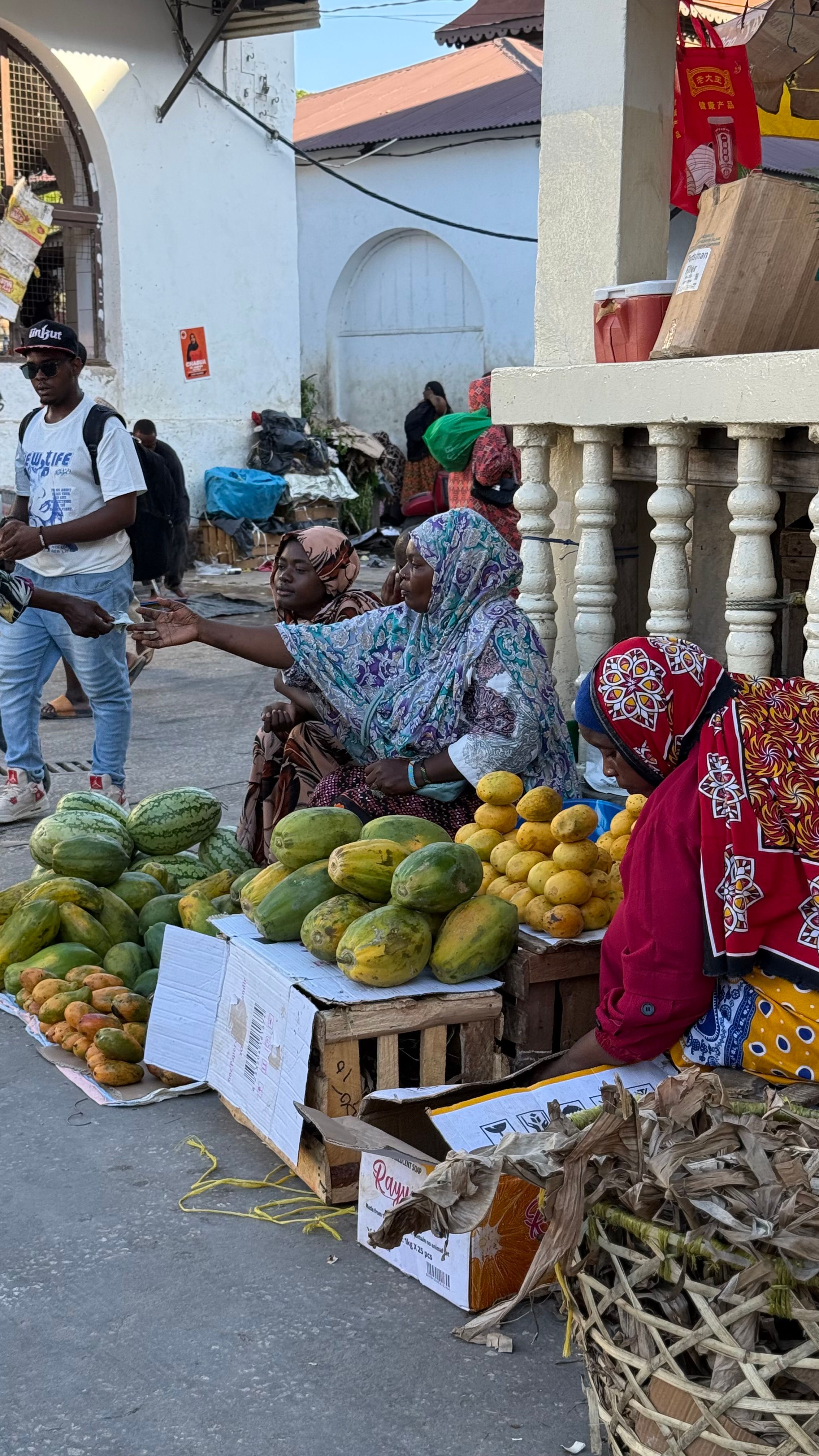 Banca de fruta numa rua de Stone Town.