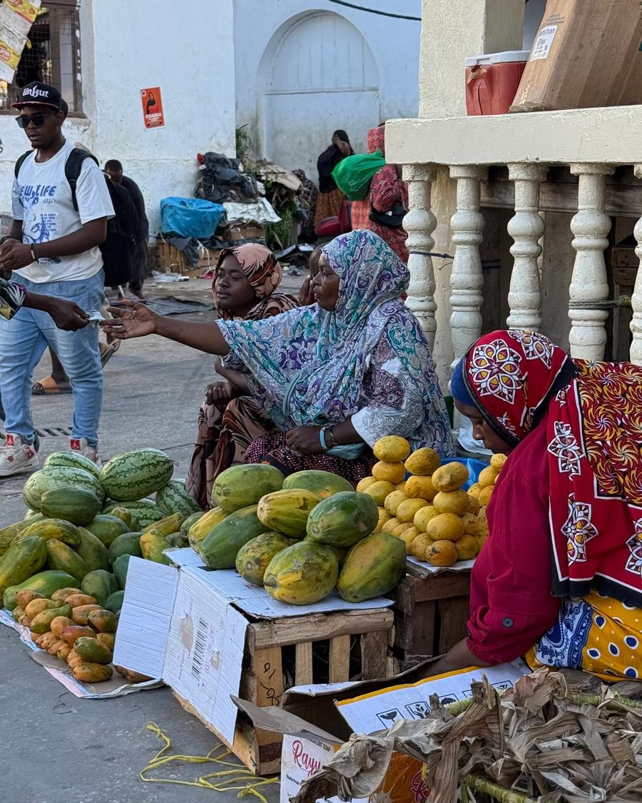 Banca de fruta numa rua de Stone Town.