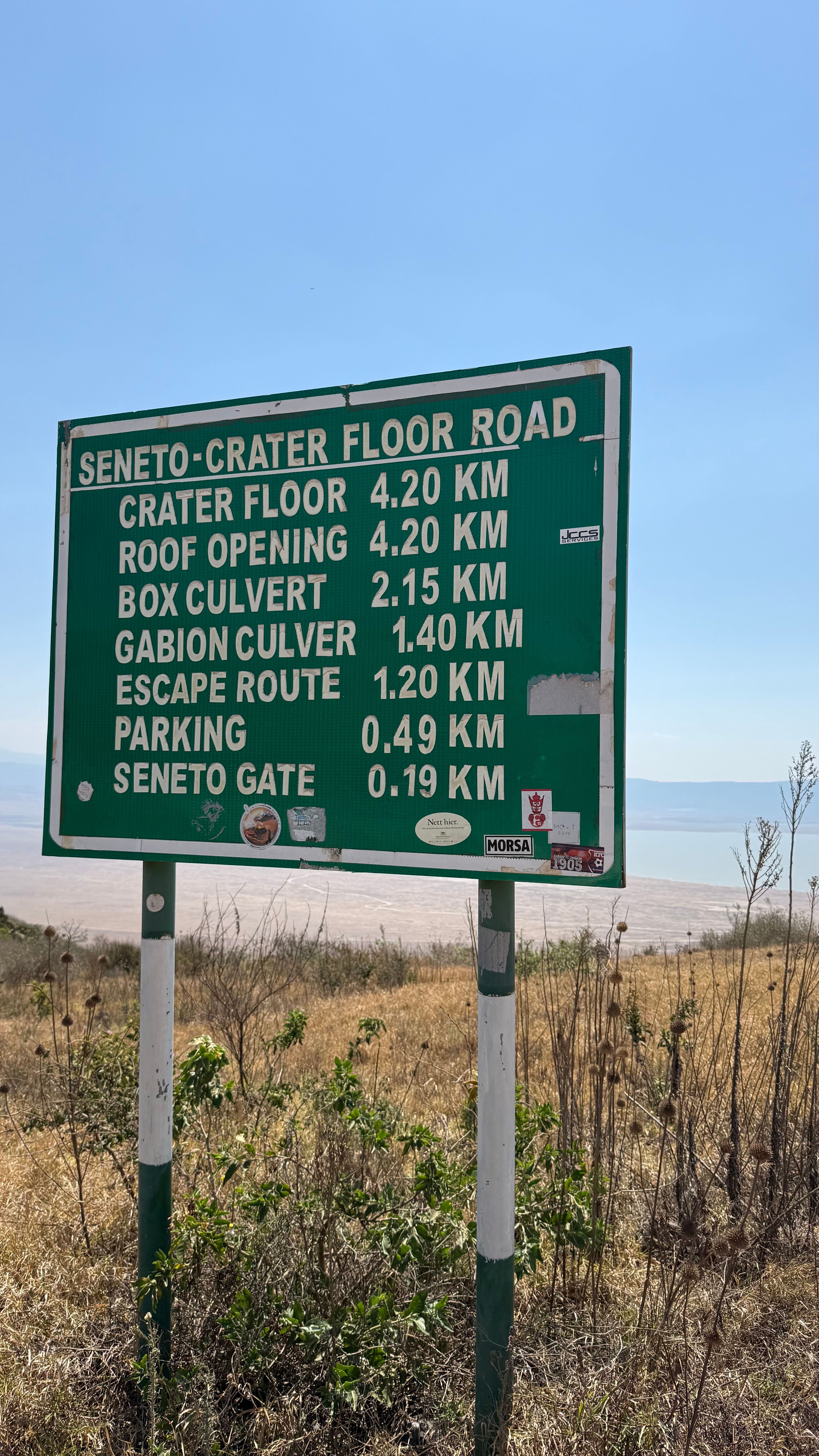 Placa da estrada da cratera do Ngorongoro.
