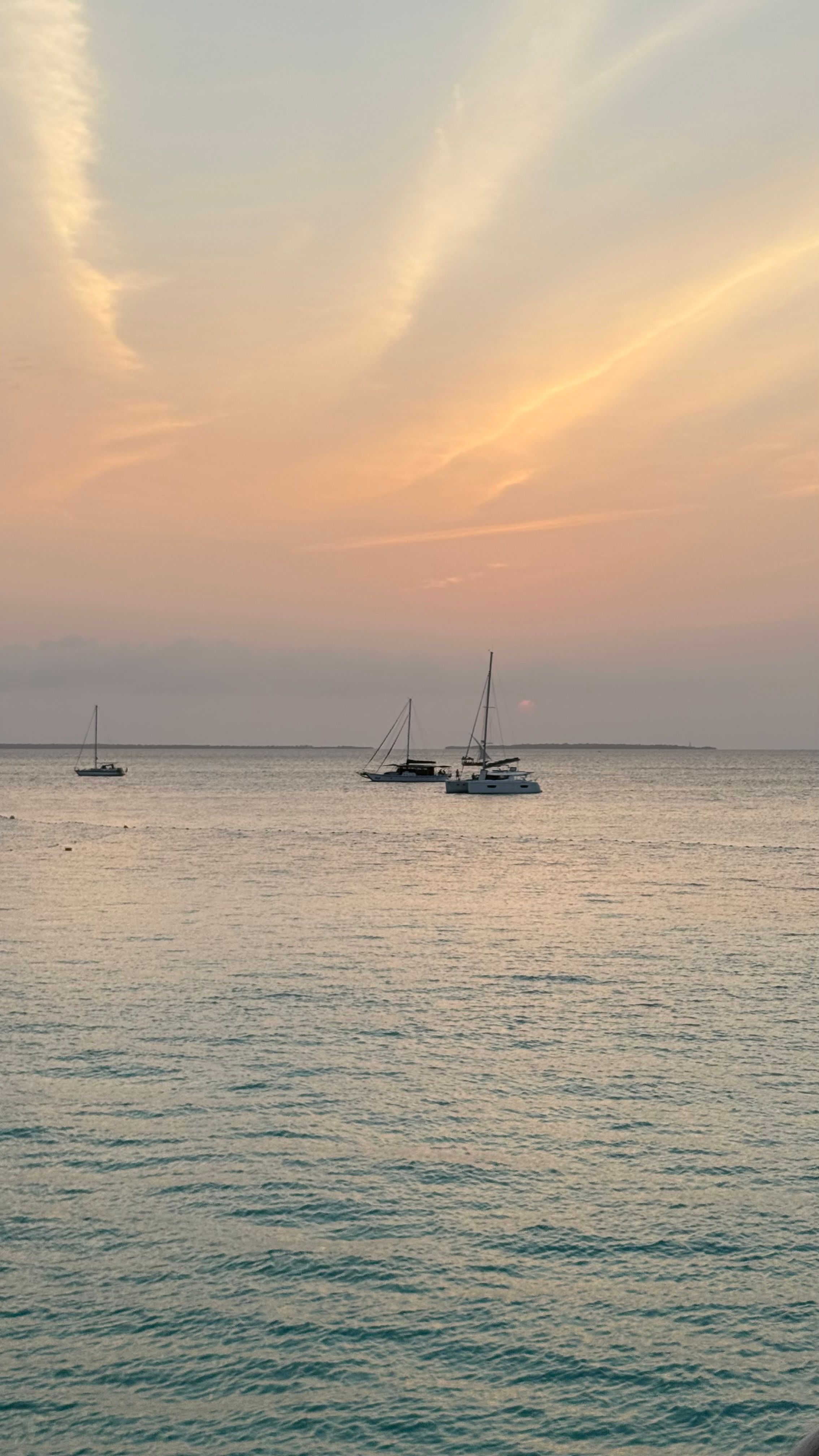 Barcos tradicionais ancorados ao pôr do sol.