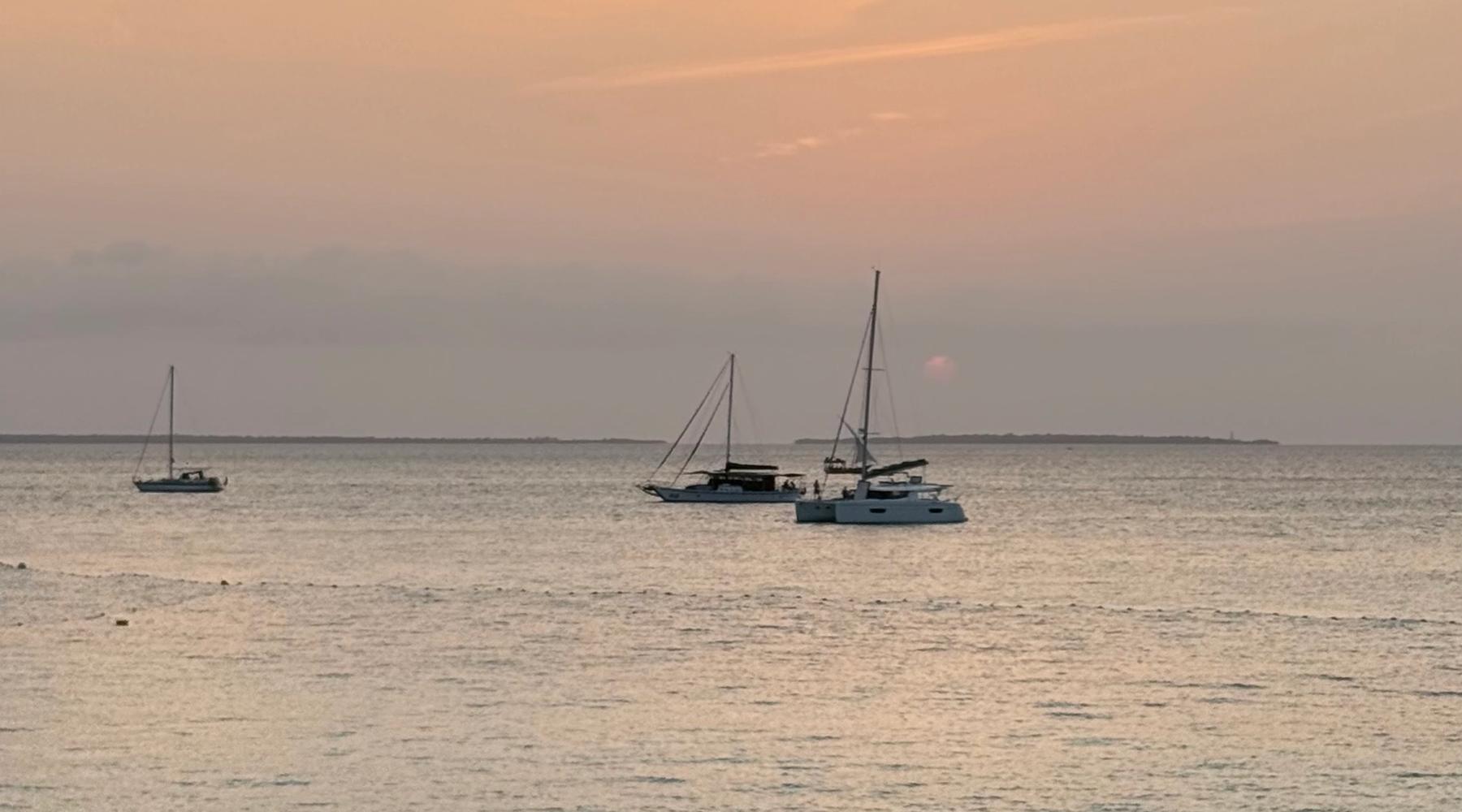 Barcos tradicionais ancorados ao pôr do sol.