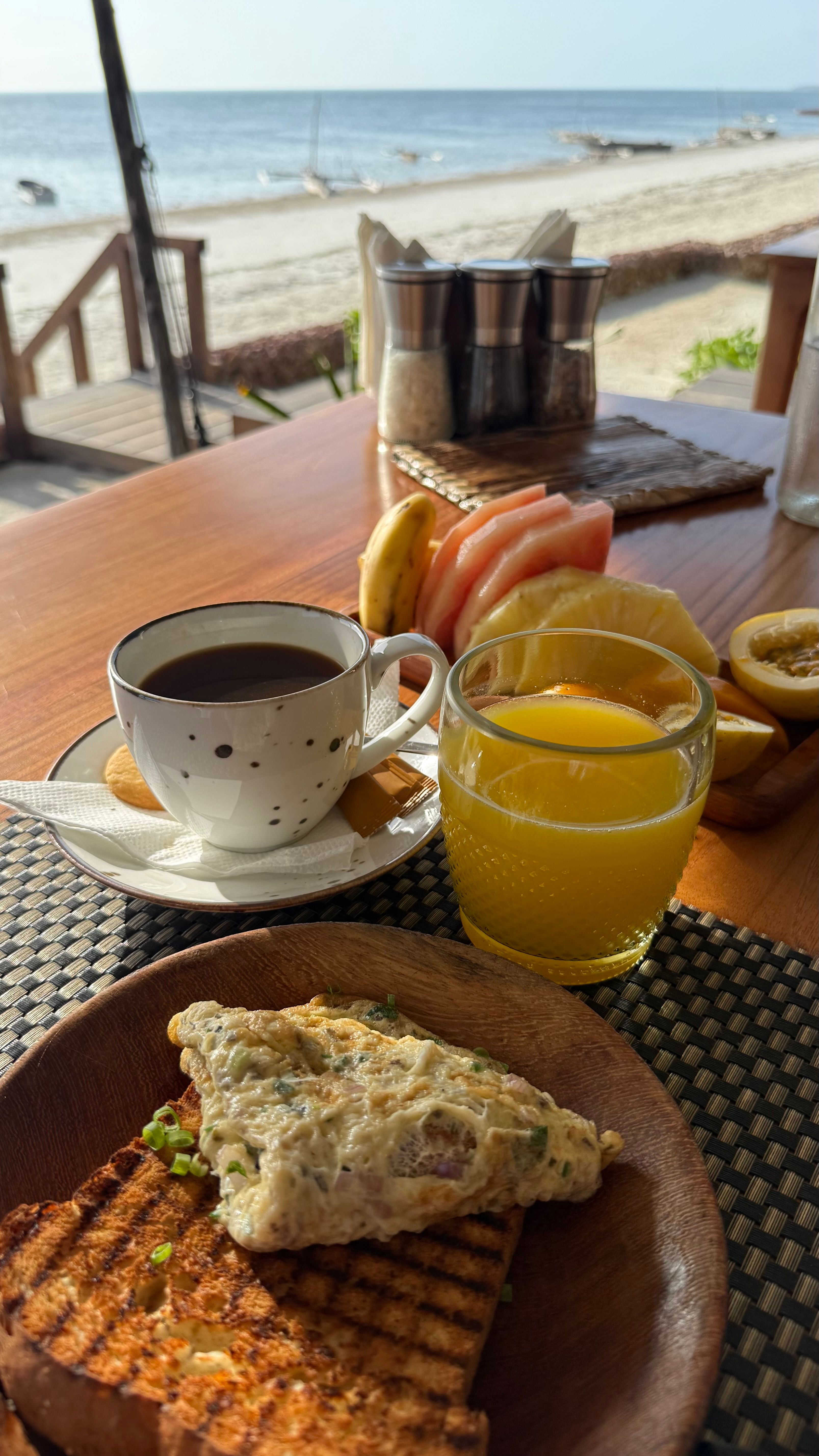 Pequeno-almoço no Passion com a praia ao fundo.
