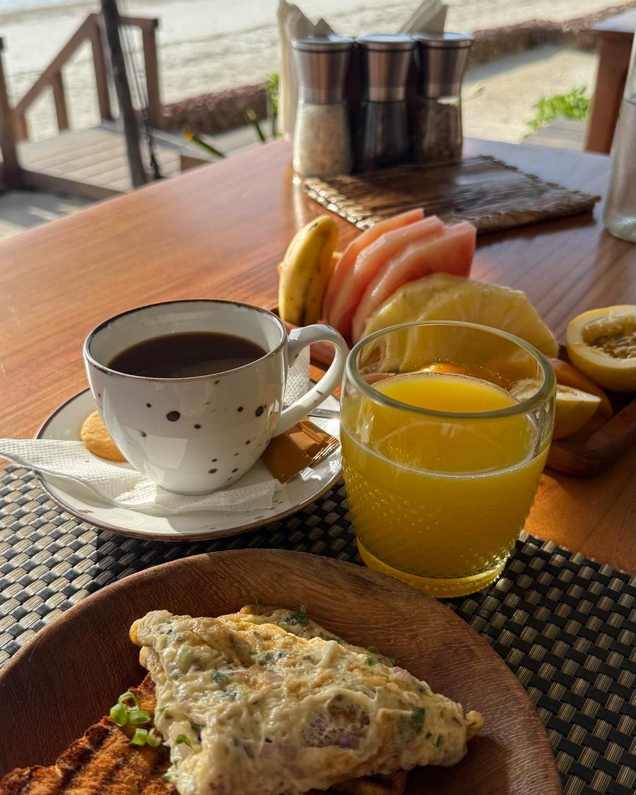 Pequeno-almoço no Passion com a praia ao fundo.