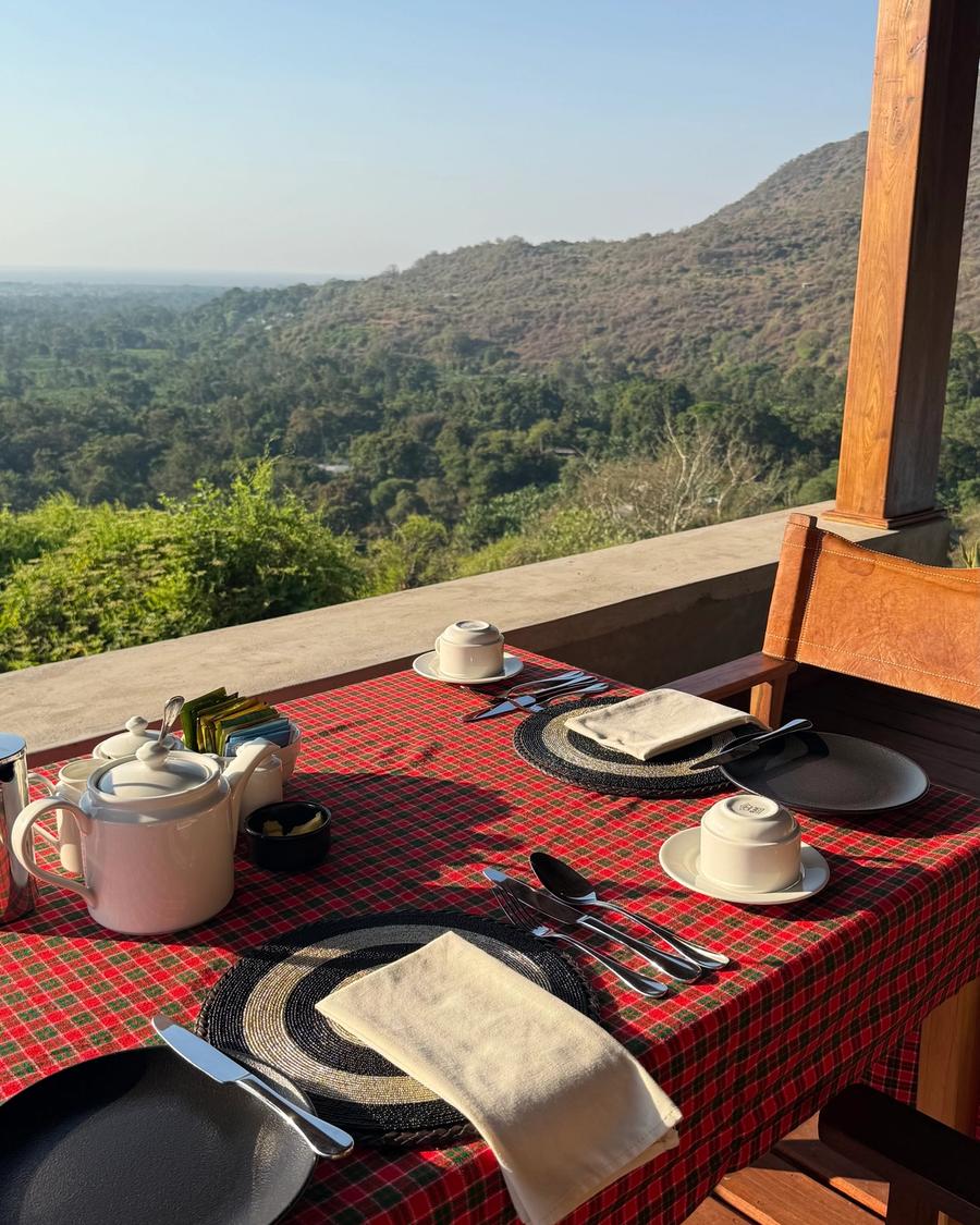 Mesa de pequeno-almoço no safari, toalha vermelha e vista aberta.