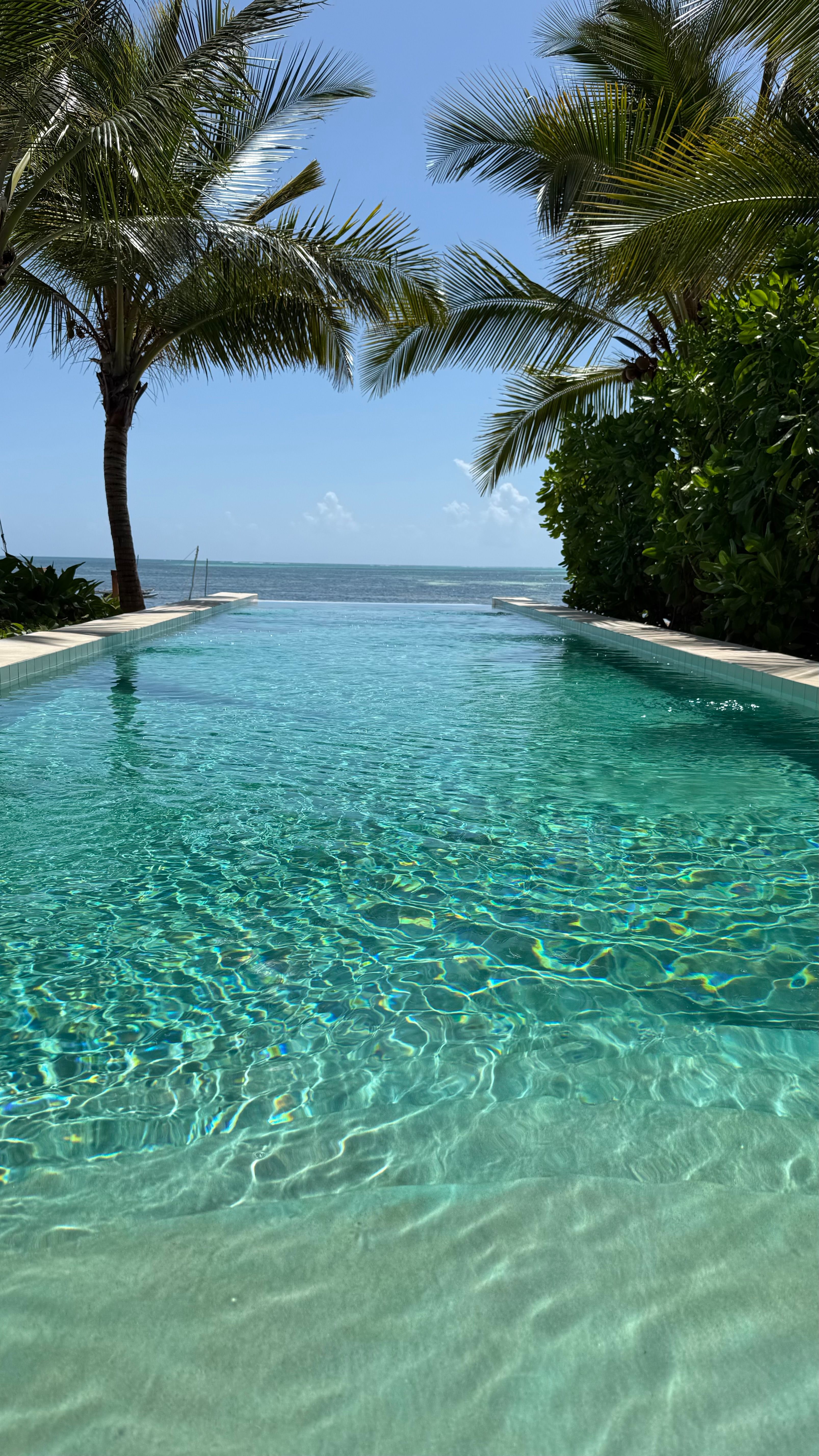 A piscina do Passion a terminar no mar.