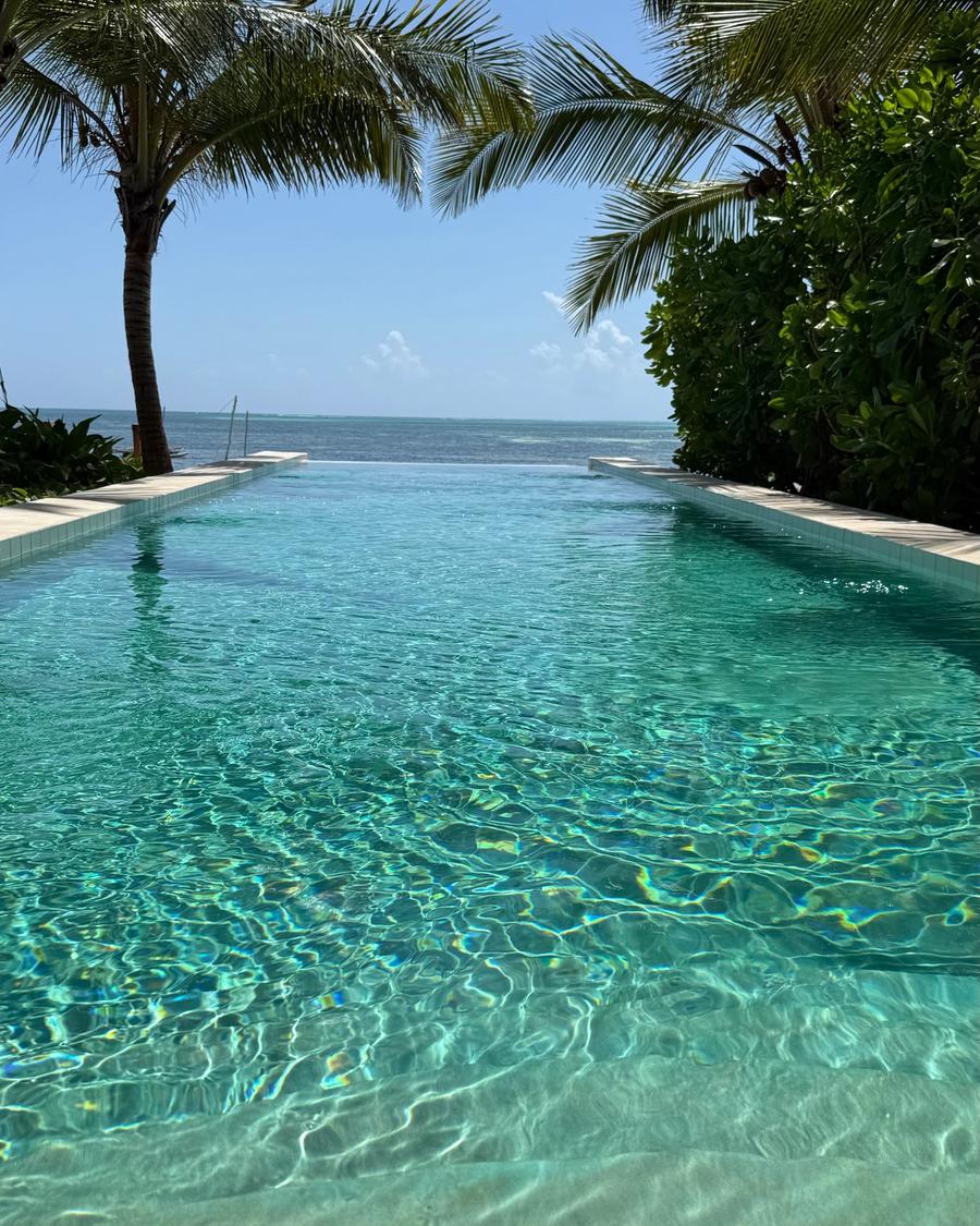 A piscina do Passion a terminar no mar.