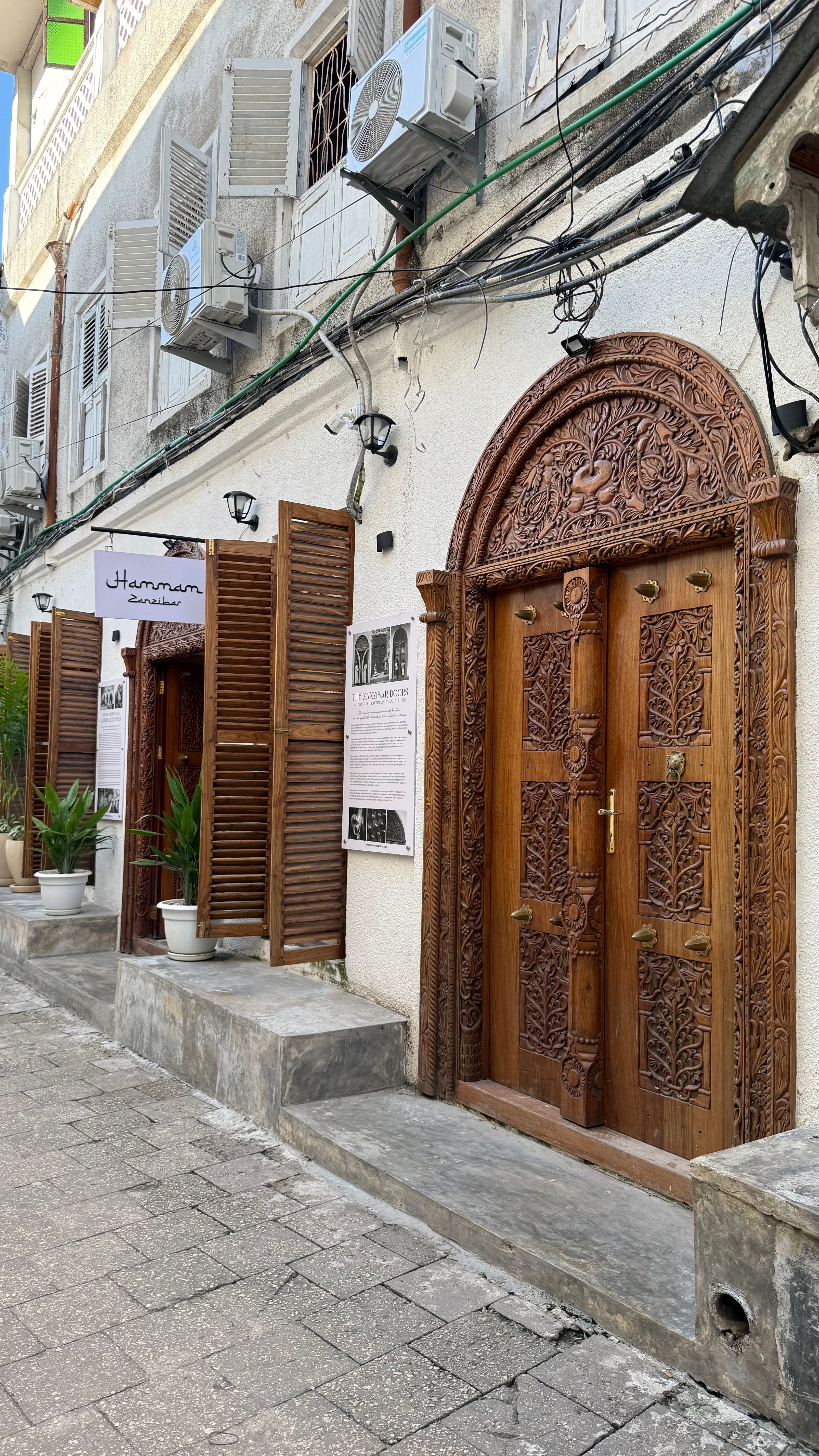 Porta esculpida de madeira em Stone Town.