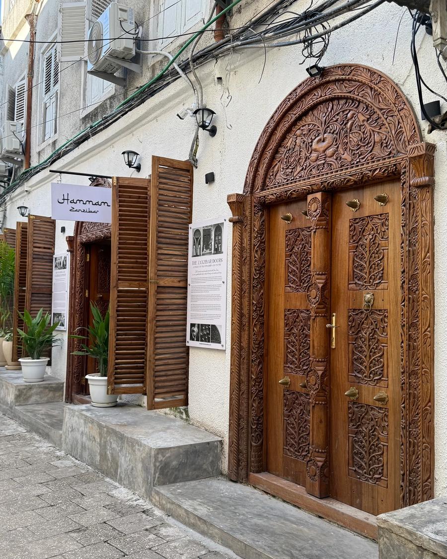 Porta esculpida de madeira em Stone Town.