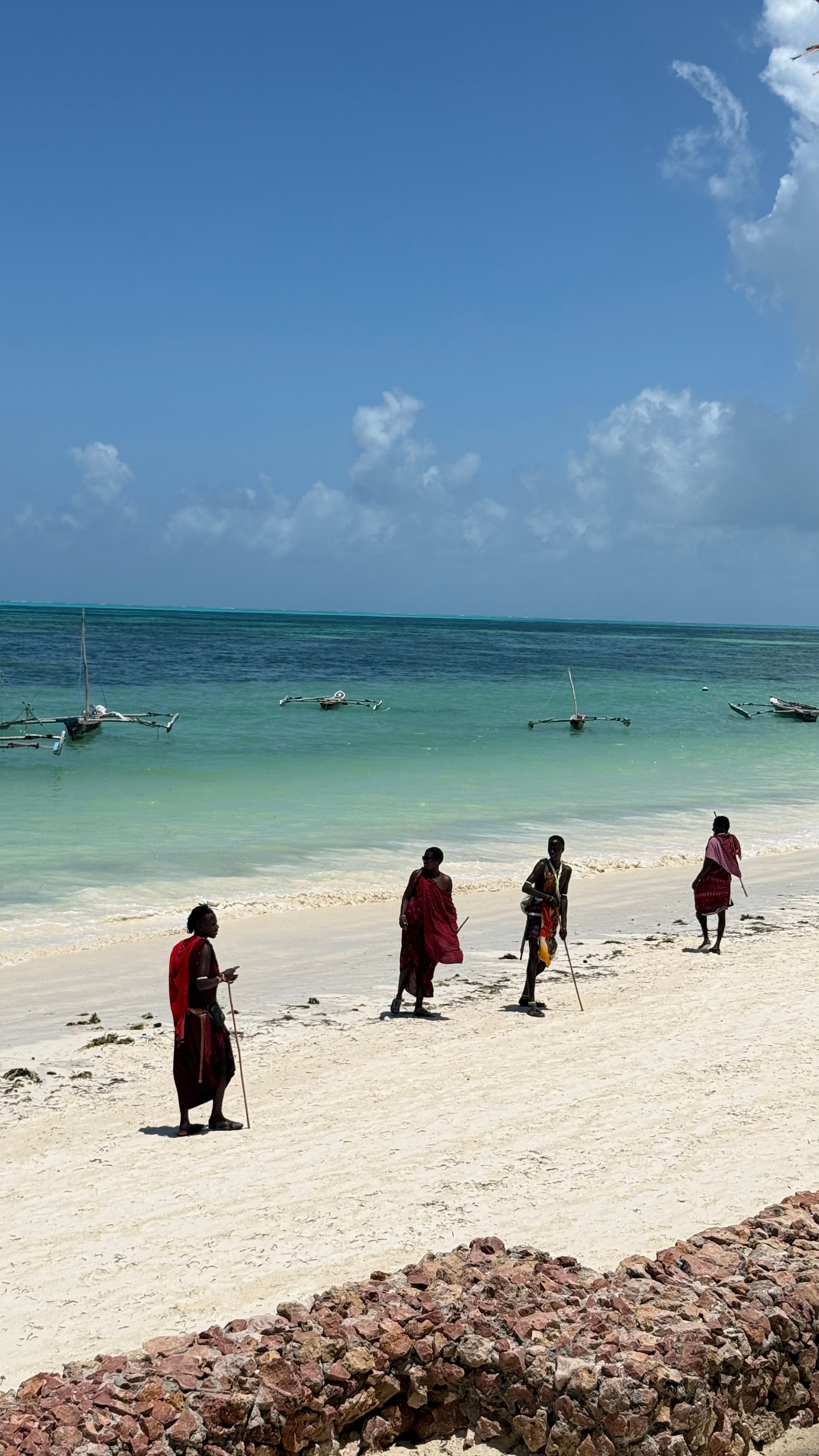 Grupo de maasai a caminhar na praia de Jambiani.