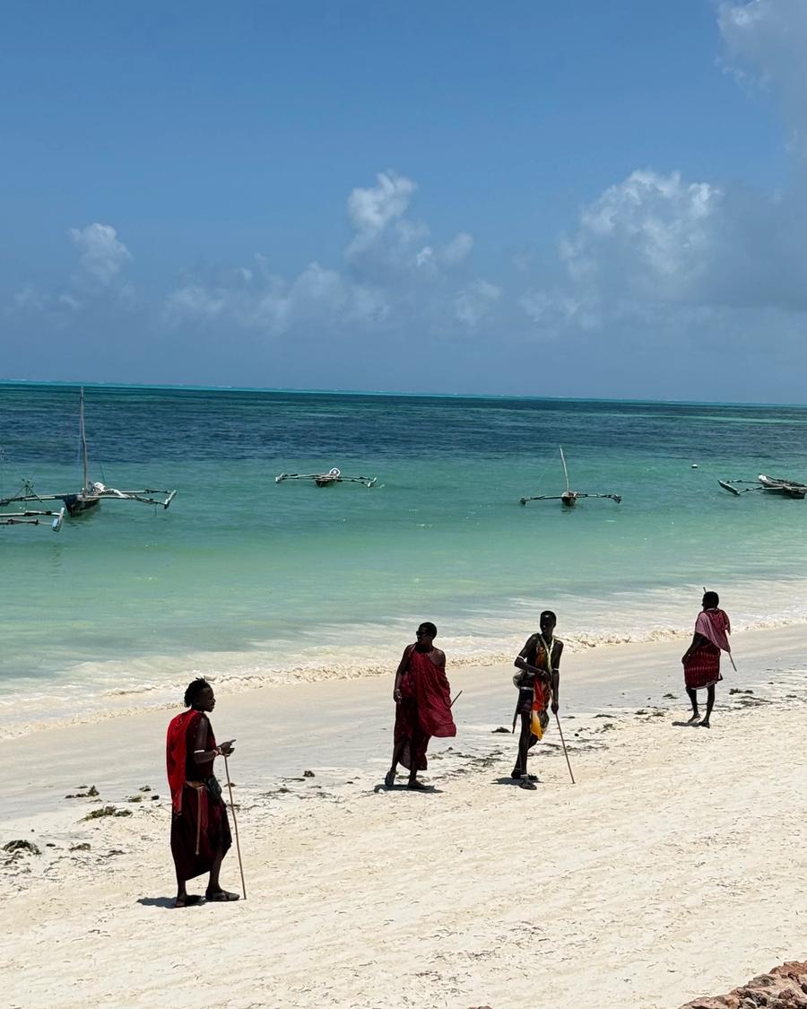 Grupo de maasai a caminhar na praia de Jambiani.