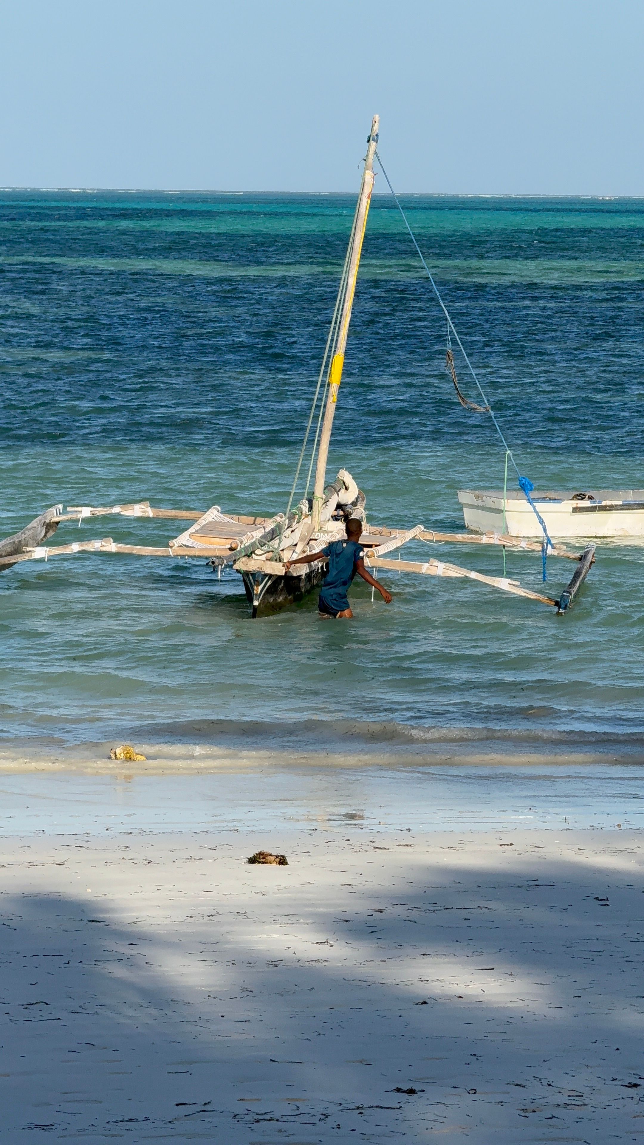 Barco tradicional dhow na beira-mar da costa este.