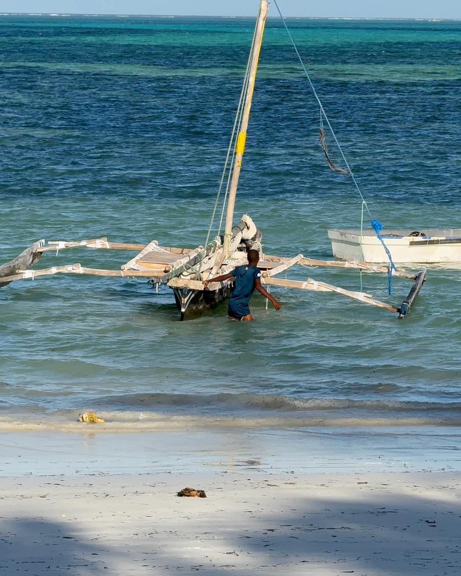 Barco tradicional dhow na beira-mar da costa este.