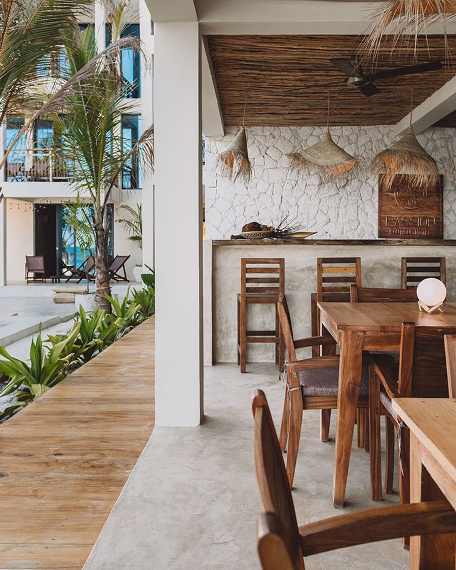 O restaurante do Passion, com mesas junto à piscina.