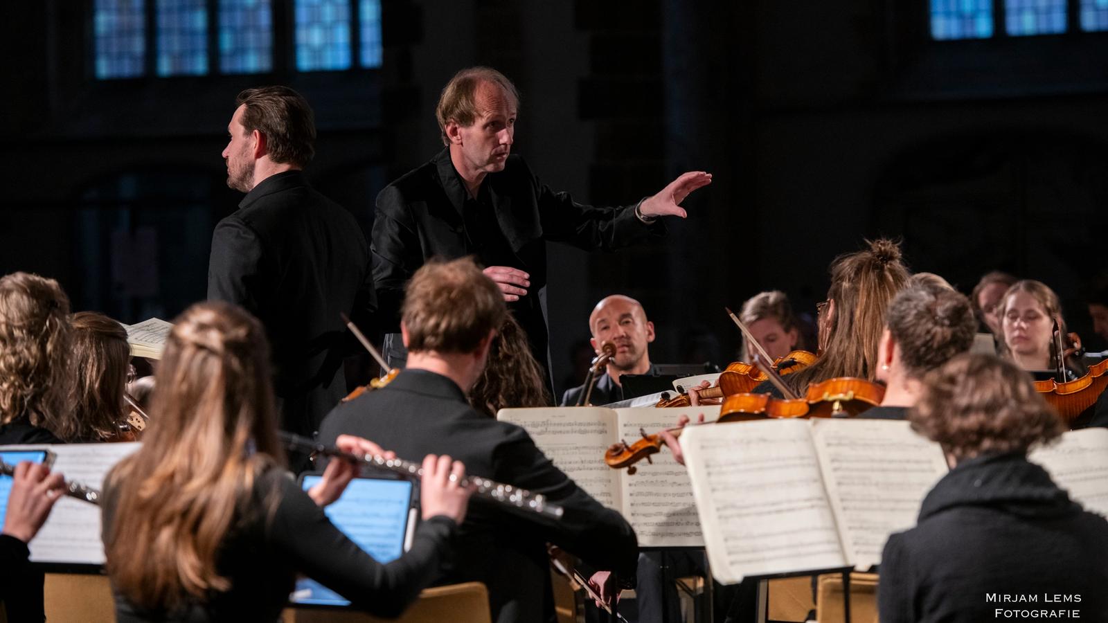 Patrick van der Linden dirigeert een concert