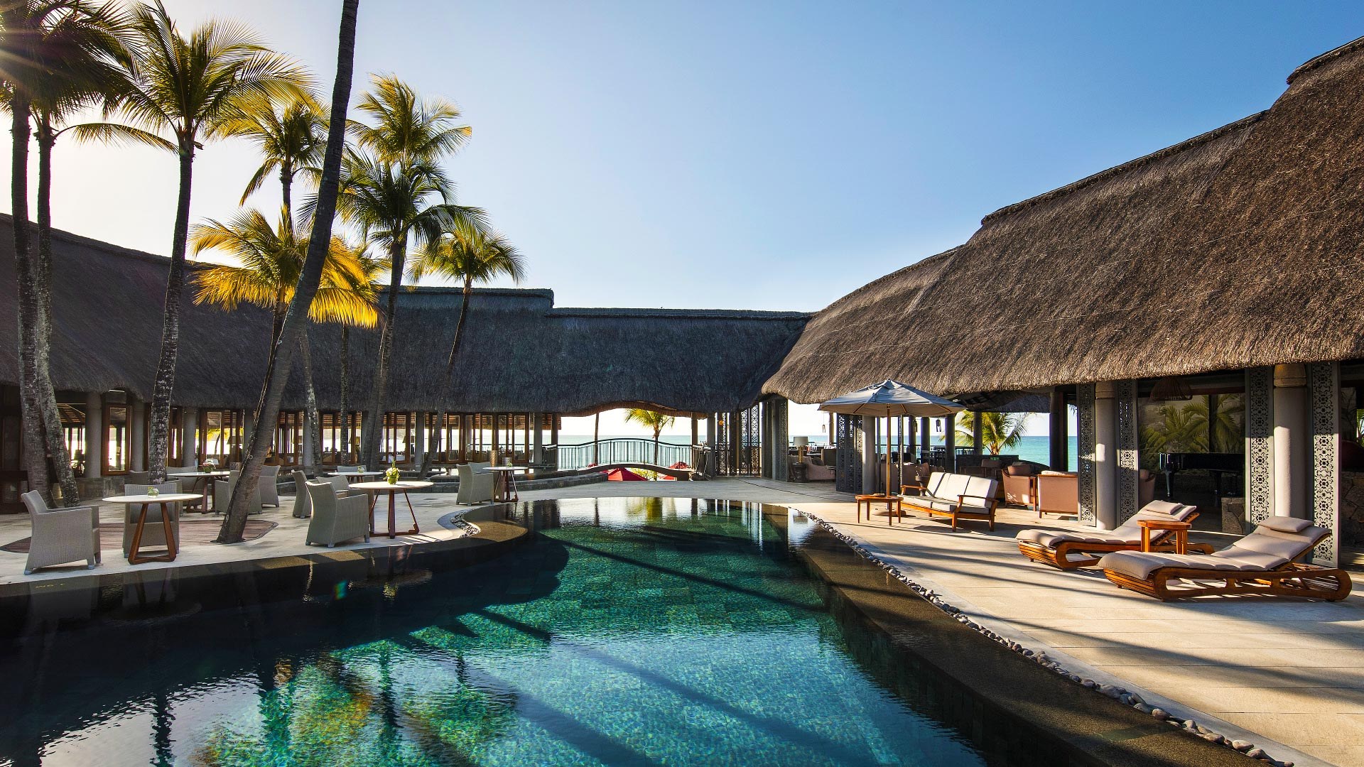 Piscine et lagon au Royal Palm Beachcomber Luxury