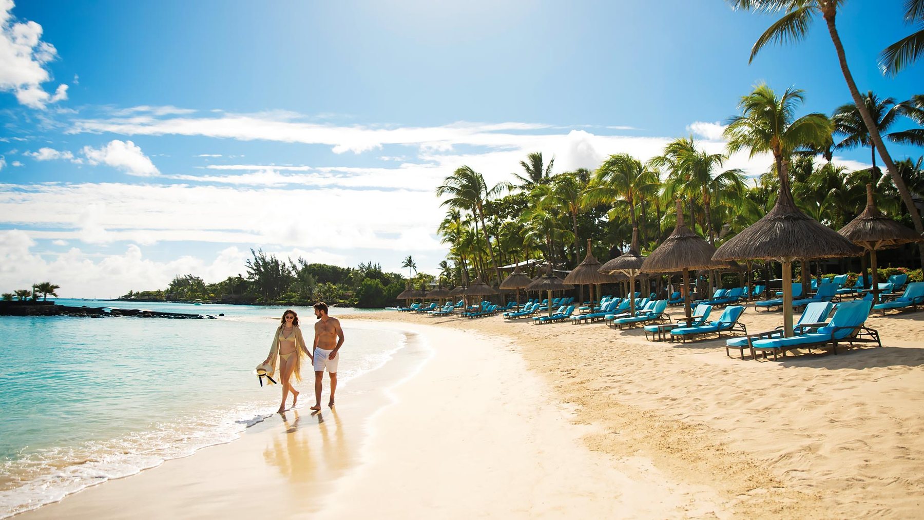 Plage et lagon devant le Royal Palm Beachcomber Luxury
