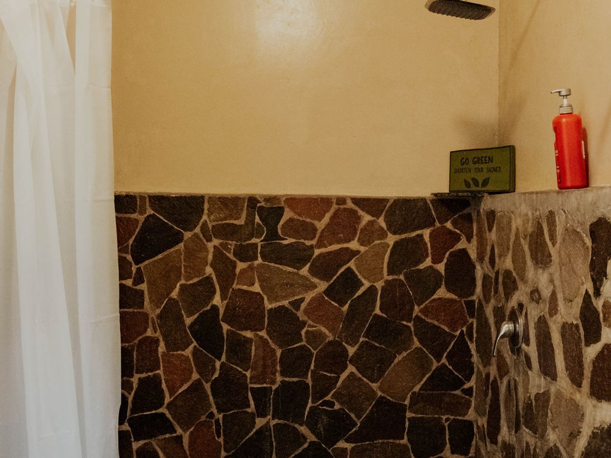 Slate stone shower, Atitlan Eco Retreat, Tzununa