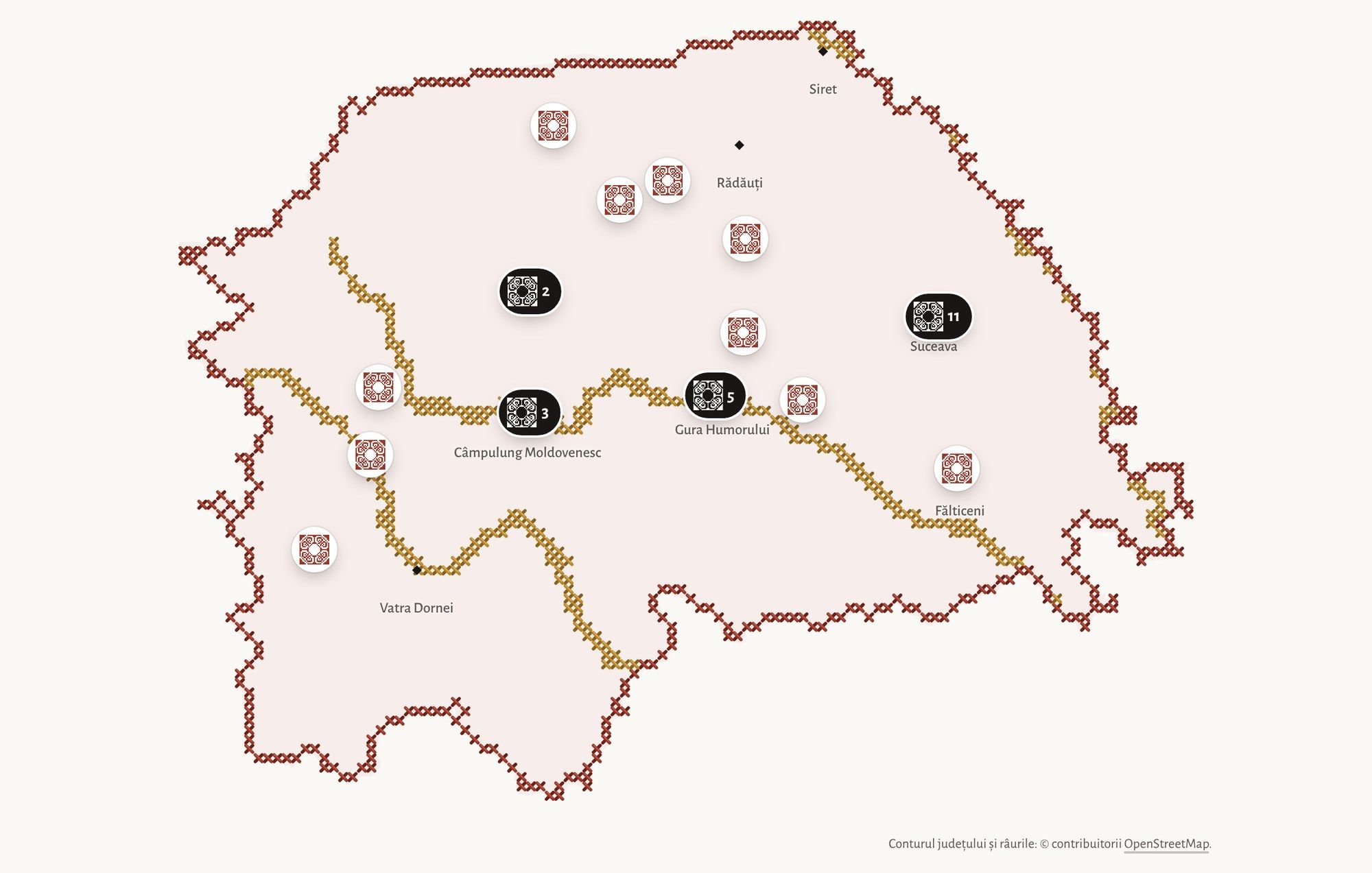 Harta cusută a județului Suceava: conturul în cruciulițe roșii, cinci râuri în fir galben, experiențele ca rozete și grupurile cu numărul de experiențe