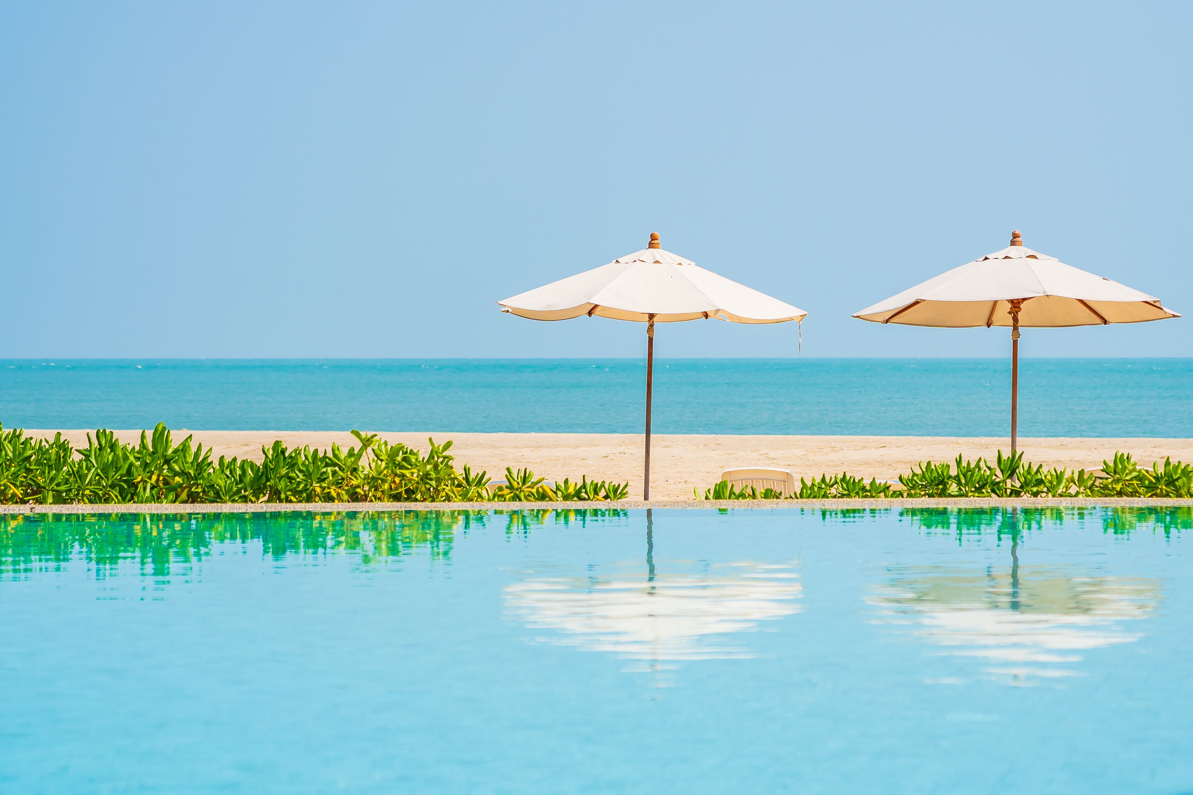 Salt Water vs Chlorine Pools: Florida Luxury Guide