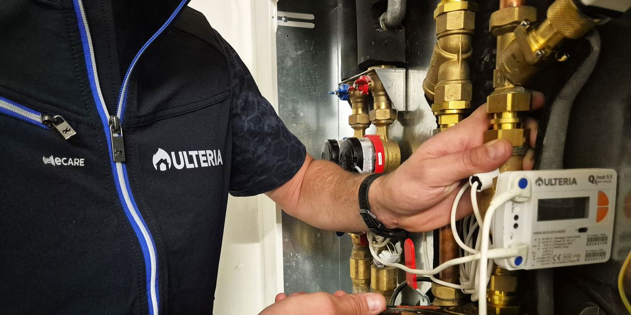 Tecnico Ulteria sostituisce un contatore di calore su un modulo di contabilizzazione esistente