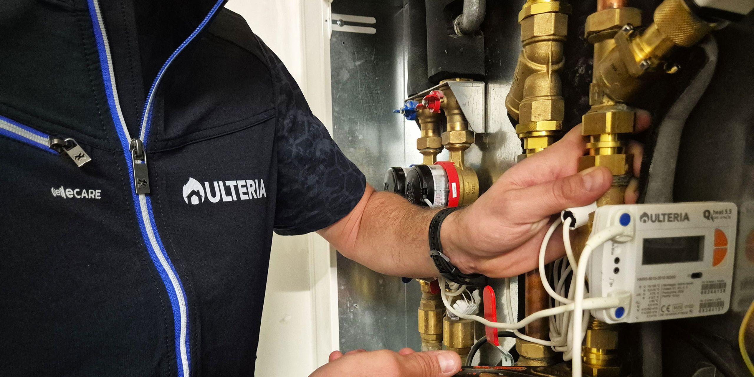 Tecnico Ulteria sostituisce un contatore di calore su un modulo di contabilizzazione esistente