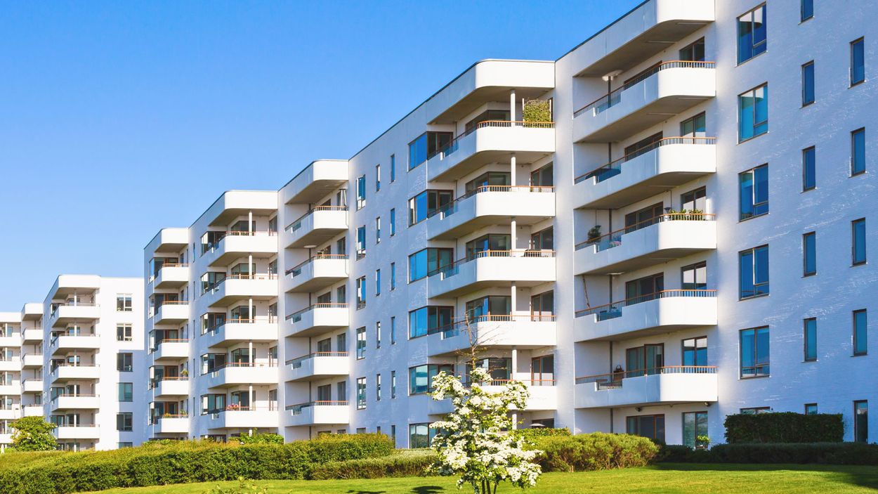 Complesso condominiale residenziale moderno con balconi e verde condominiale