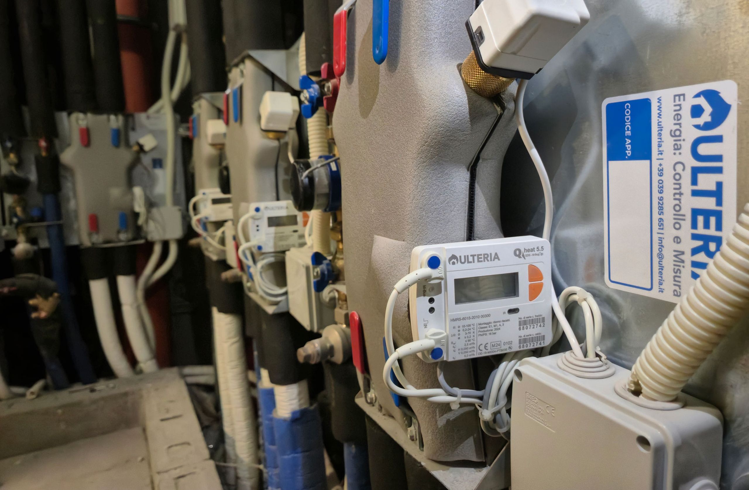 Contatori di calore Ulteria installati su moduli di contabilizzazione utenza coibentati nel cavedio di un condominio