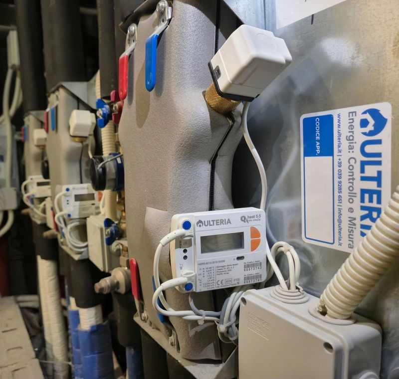 Contatori di calore Ulteria installati su moduli di contabilizzazione utenza coibentati nel cavedio di un condominio