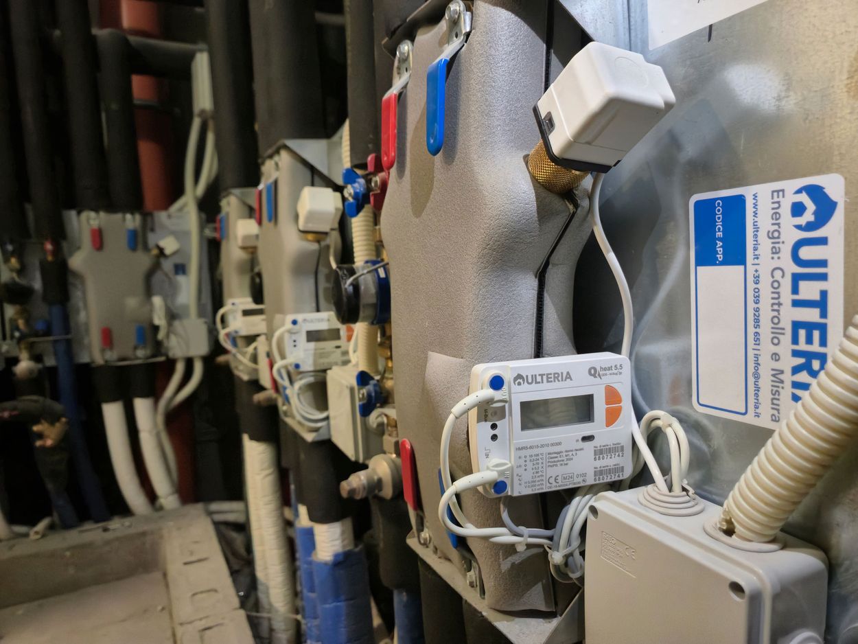 Contatori di calore Ulteria installati su moduli di contabilizzazione utenza coibentati nel cavedio di un condominio