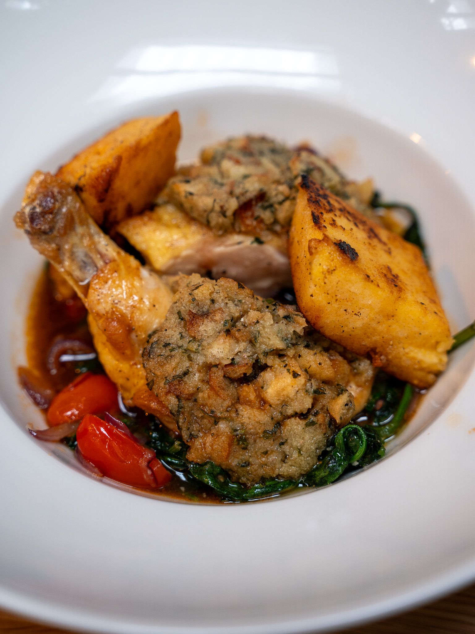 Maispoularde mit Kräuterkruste, Polenta, Babyspinat und Jus 