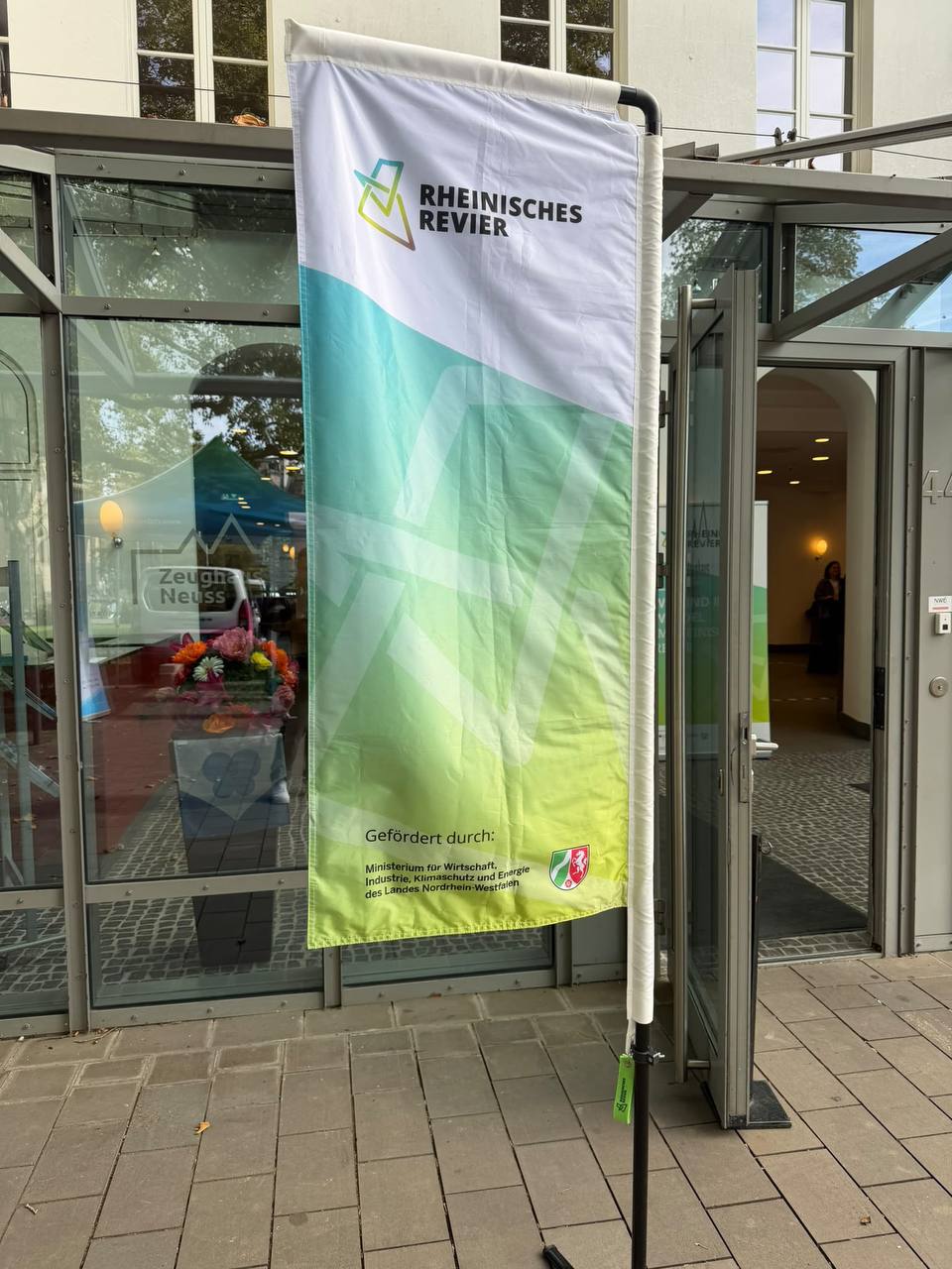 Veranstaltungsbanner des Rheinischen Reviers vor dem Eingang zum Zeughaus Neuss