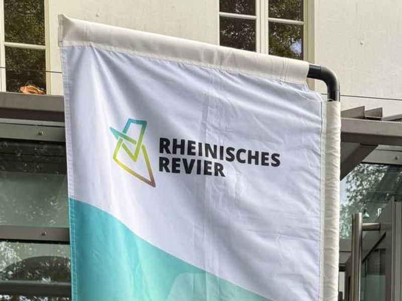 Veranstaltungsbanner des Rheinischen Reviers vor dem Eingang zum Zeughaus Neuss