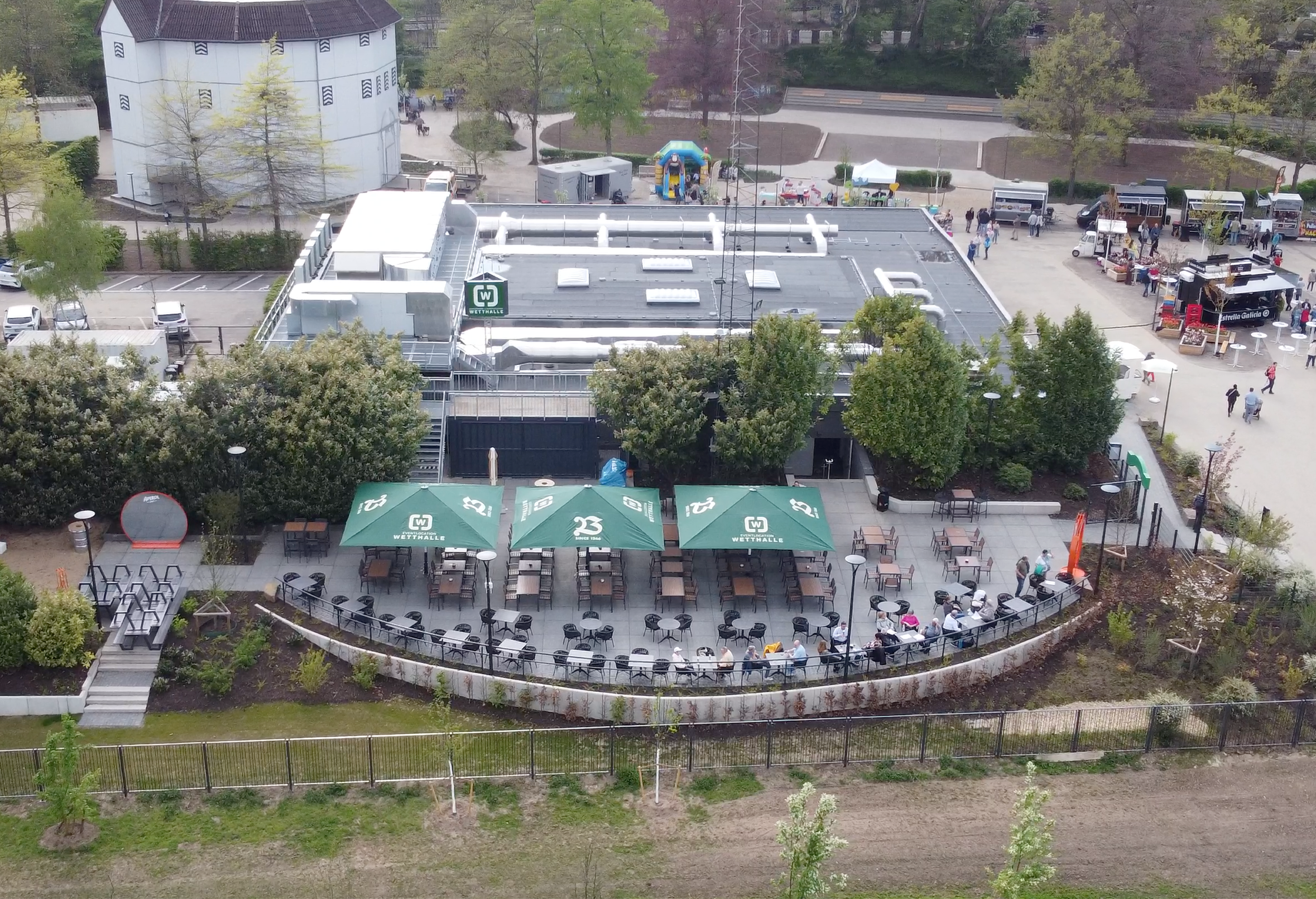 Drohnenaufnahme der Wetthalle mit dem Biergarten der Wetthalle aus Sicht der Landesgartenschau in Neuss