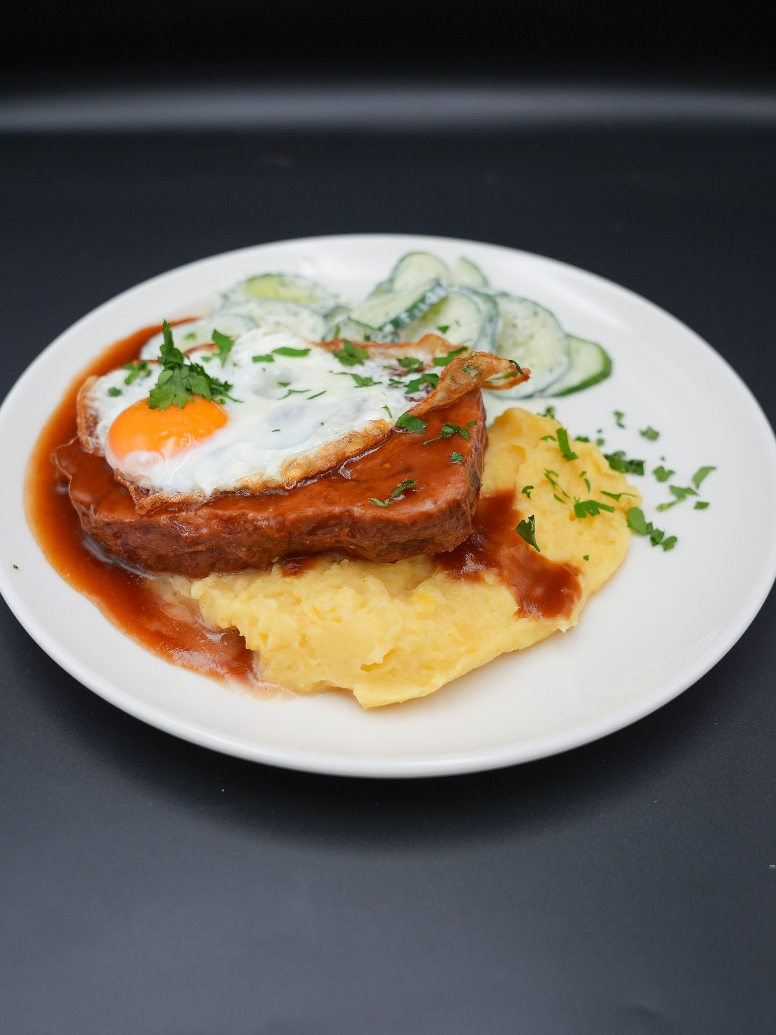 Leberkäs mit süßem Senf, Gurkensalat, Salzkartoffel und Spiegelei