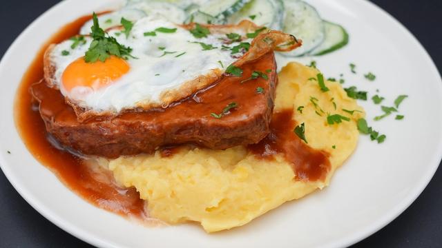 Leberkäs mit süßem Senf, Gurkensalat, Salzkartoffel und Spiegelei