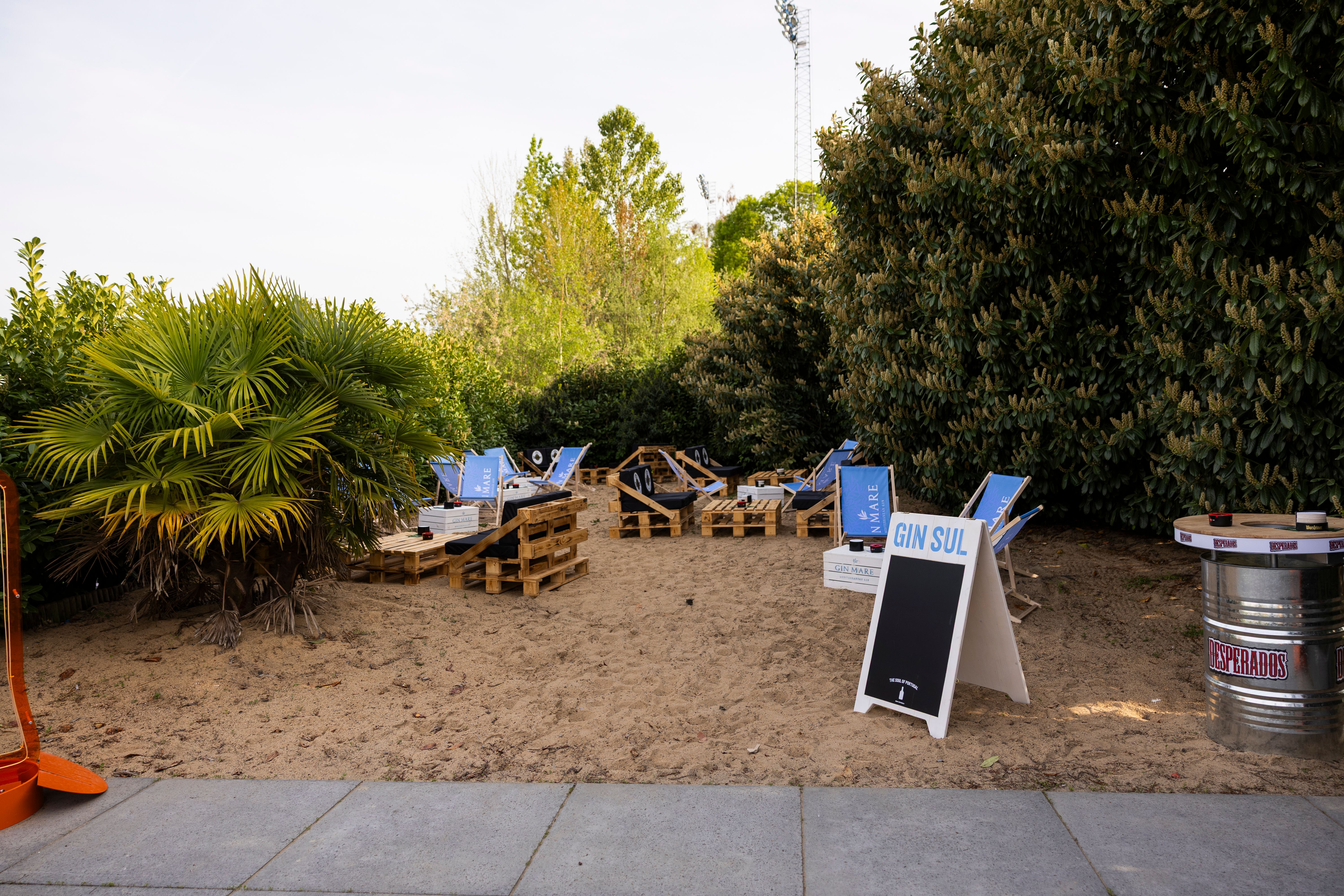 Beachbereich mit Liegestühlen und Palettenmöbeln im Biergarten der Wetthalle