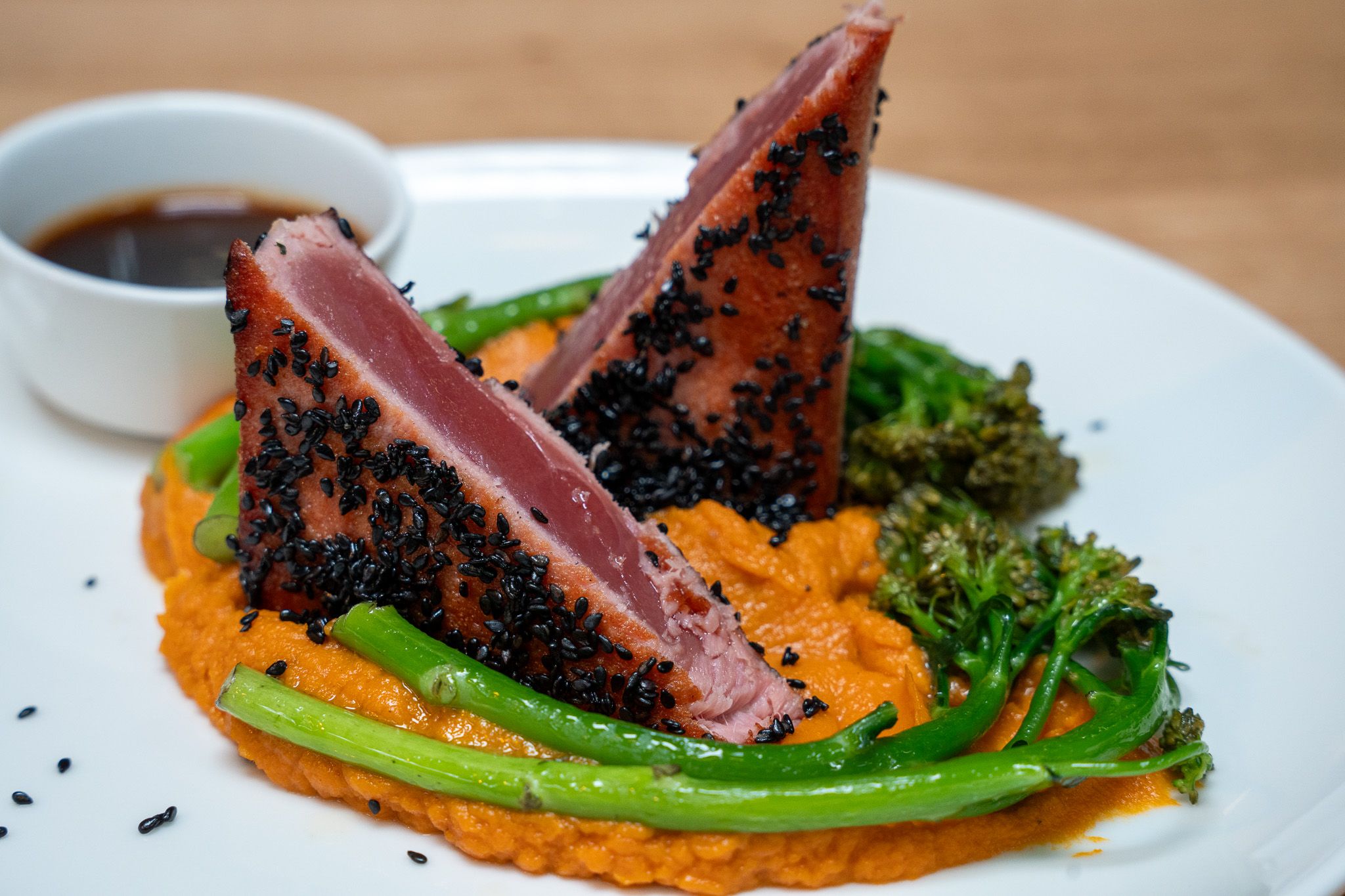 Tuna Steak Teriyaki mit Süßkartoffelpüree und Bimi Brokkoli
