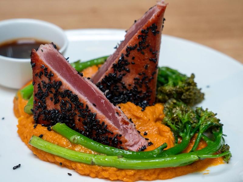 Tuna Steak Teriyaki mit Süßkartoffelpüree und Bimi Brokkoli