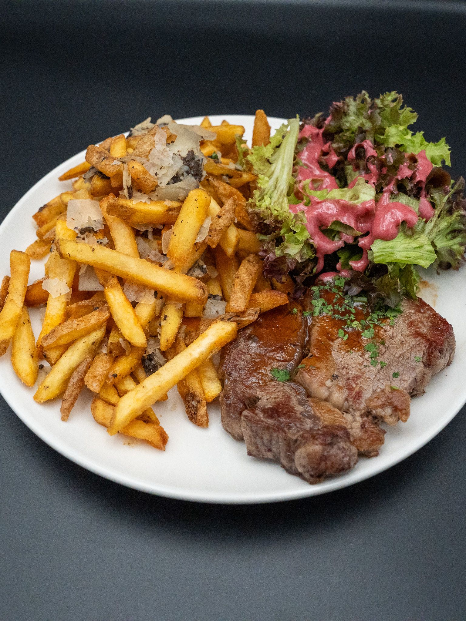 Entrecôte mit Trüffel Parmesan Fritten, Jus und Salat