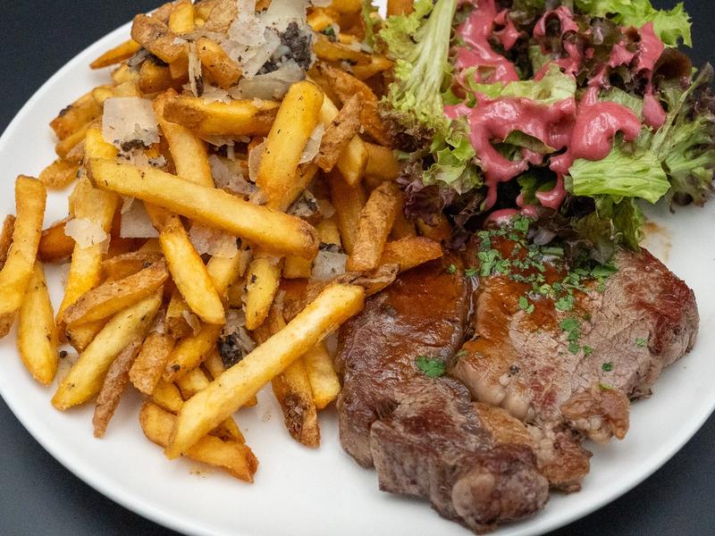 Entrecôte mit Trüffel Parmesan Fritten, Jus und Salat