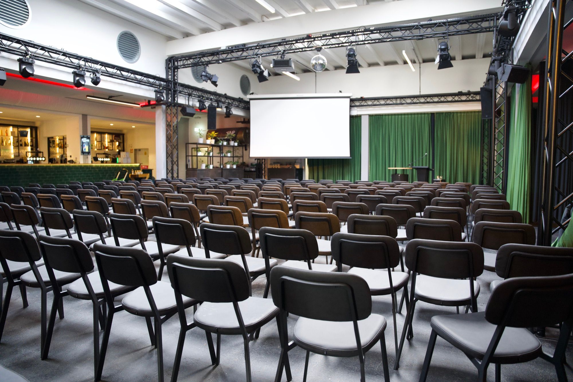 Volle Reihenbestuhlung der Wetthalle vor der Leinwand