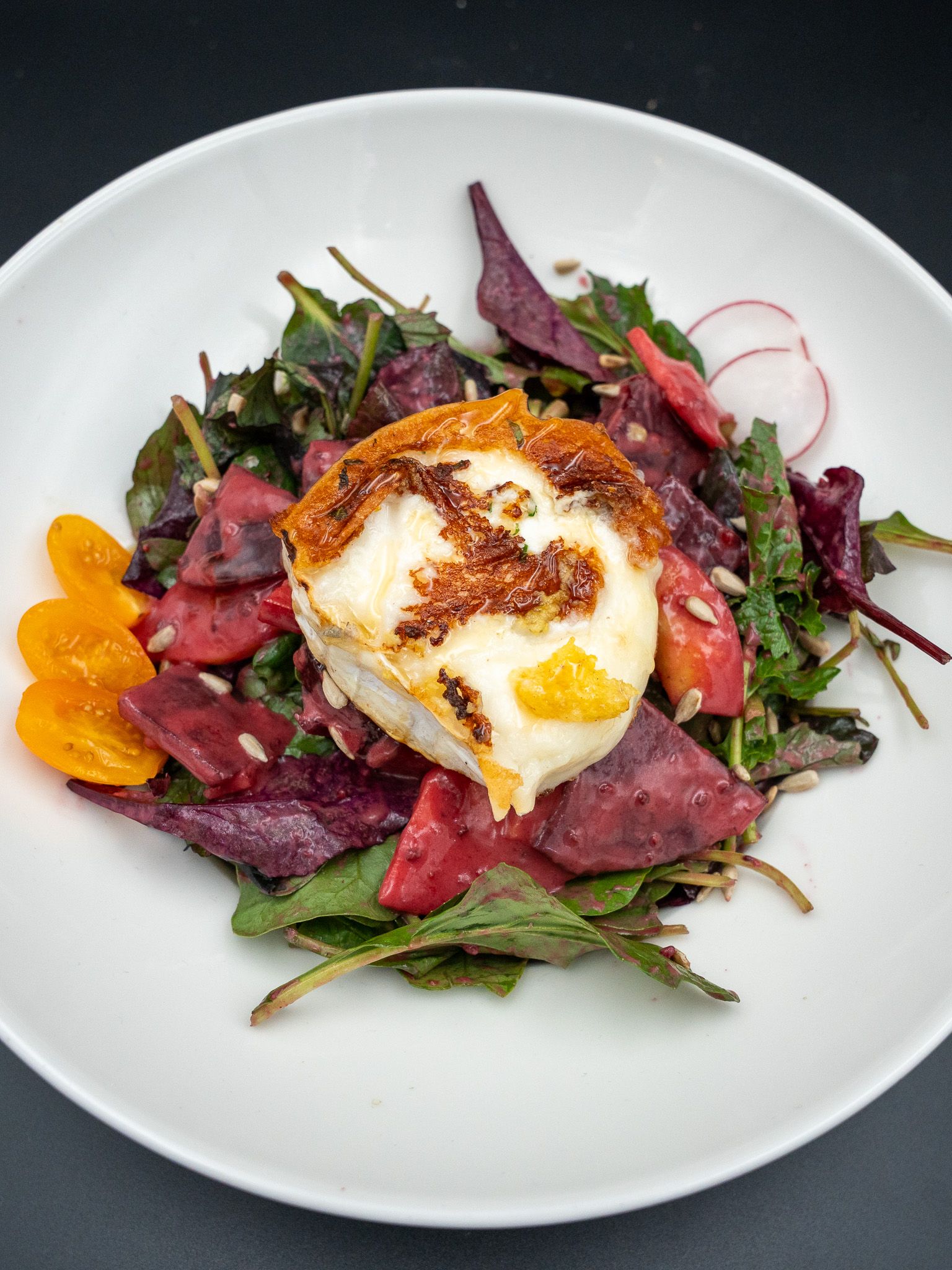 Ziegenkäse mit Rote Bete, Apfel, Sonnenblumenkerne und Wildkräuter