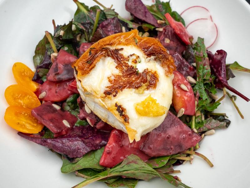 Ziegenkäse mit Rote Bete, Apfel, Sonnenblumenkerne und Wildkräuter