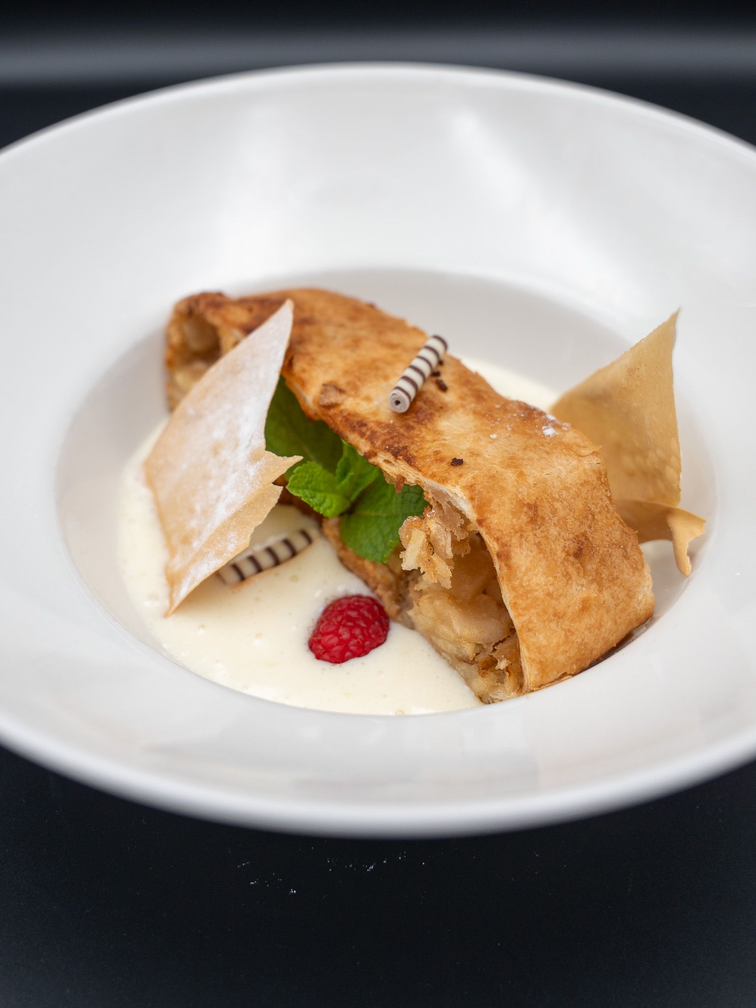 Apfelstrudel mit Vanillesauce und Schoko Curls (vegetarisch)