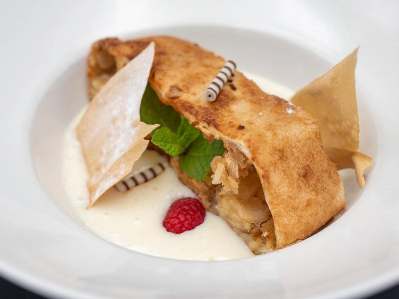 Apfelstrudel mit Vanillesauce und Schoko Curls (vegetarisch)