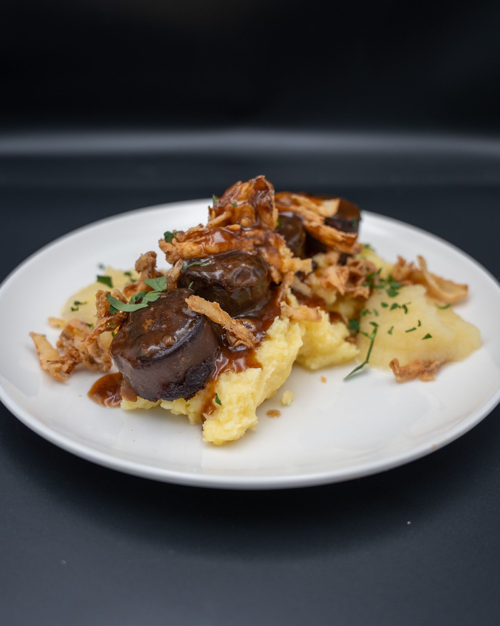 Himmel und Ähd, Flönz mit Apfel und Röstzwiebel und Kartoffelstampf