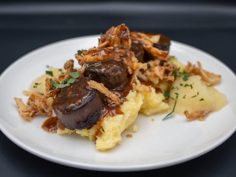 Himmel und Ähd, Flönz mit Apfel und Röstzwiebel und Kartoffelstampf