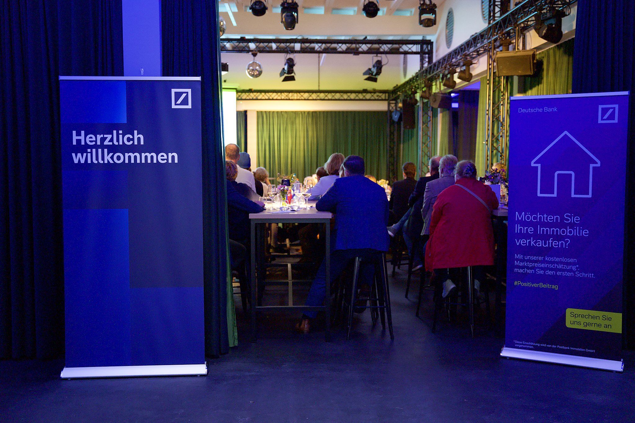 Empfang mit Willkommens-Aufstellern zum Kundenabend in der Eventlocation Wetthalle Neuss